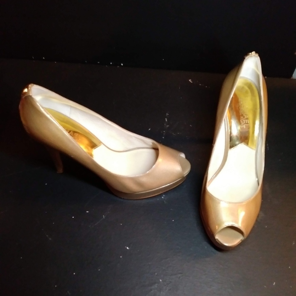 MK tan pumps